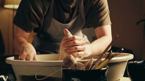 Woman Potter travaille avec de l'argile lors d'une master class sur le processus de travail en studio dans Ceramic Workshop Potter