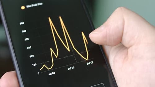 La navigation cartographique des cyberattaques sur l'écran d'un smartphone affiche diverses informations techniques dans lesquelles il est seul