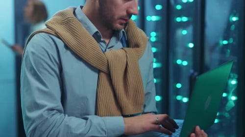 Une personne travaillant sur un ordinateur portable dans un environnement de bureau contemporain