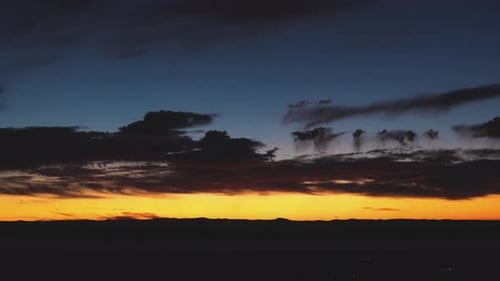 Zeitraffer des farbenfrohen Himmels vor Sonnenaufgang