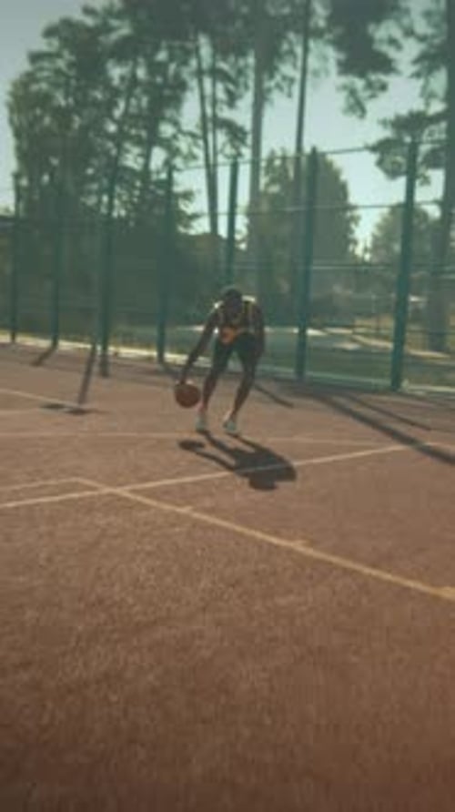 Un joueur dribble avec des croisements rapides Un joueur concentré exécute des croisements rapides dans de longues zones d'ombre