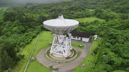 Vue aérienne du radiotélescope dans une clairière