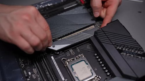 Un technicien qualifié installe de manière experte le lecteur SSD Nvme M2 dans un emplacement dédié sur un ordinateur contemporain