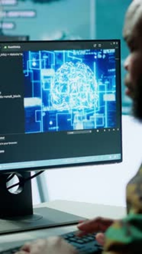 Vertikaler Video-Militärspezialist überwacht Satellitendaten in Echtzeit, Informationen auf dem Computer