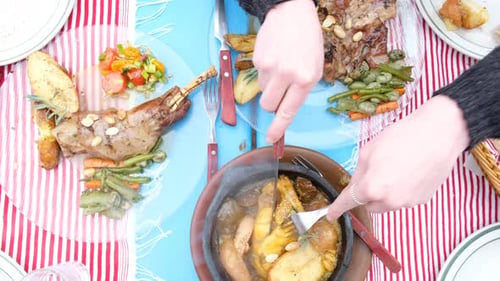 Femme marocaine préparant un plat de tajine. Prise de vue de haut en bas en orbite en rotation. Assiette culturelle bien chaude
.