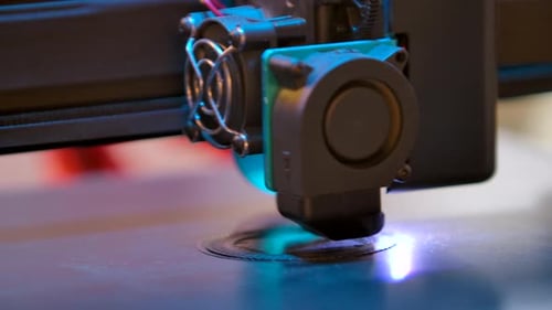 Nahaufnahme einer 3D-Druckmaschine bei der Arbeit.