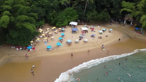 Pequena praia isolada fora de uma pequena cidade brasileira. Beleza tropical e águas claras. As pessoas gostam