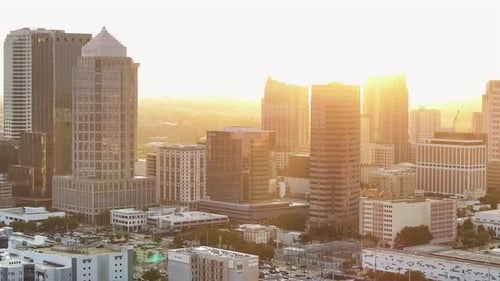 Hora dourada sobre os arranha-céus do centro de Tampa, incluindo torres de escritórios proeminentes e edifícios corporativos