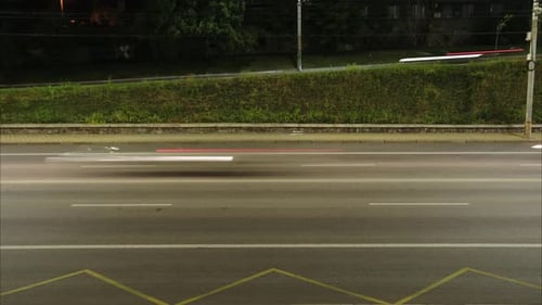 Kiew, Ukraine, Oktober 2023: Stadtstraße im Zeitraffer mit Autos, die mit hoher Geschwindigkeit fahren und von der Ampel abfahren