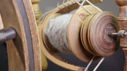 Gros plan sur l'ensemble du cadre : fil à filer à broche traditionnel