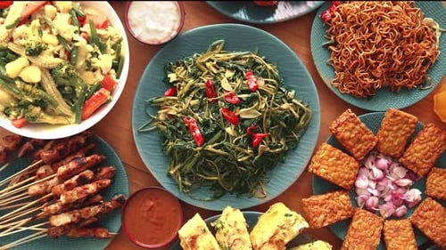 Cocinar comida asiática con productos frescos y comer alimentos saludables en Oriental Table