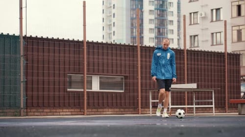 Séance d'entraînement individuelle sur terrain mouillé avec un accent sur la résilience, dribble, ballon de soccer