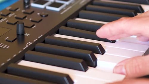 Tocando el
piano midi a mano. Ritmo creativo. Música.