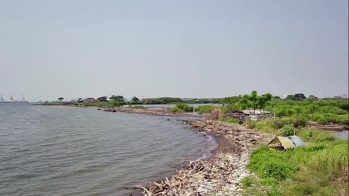 Vue fixe de la plage de Baruna située dans le nord de Semarang, dans le centre de Java, en Indonésie