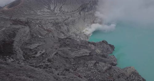 Lago vulcânico do Monte Ijen em Java Oriental, Indonésia - Aéreo
