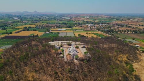 Vue filmée en orbite cinématographique par drone du temple Vindhyavaasini Devi à Dindori, Nashik
