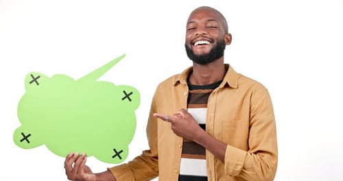 Hombre negro feliz, burbuja de diálogo y señalamiento en la publicidad en las redes sociales sobre un fondo de estudio