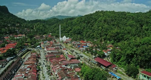 Sawah Lunto, 09 mai 2024, Vue aérienne de la grande mosquée avec un fond de falaise
