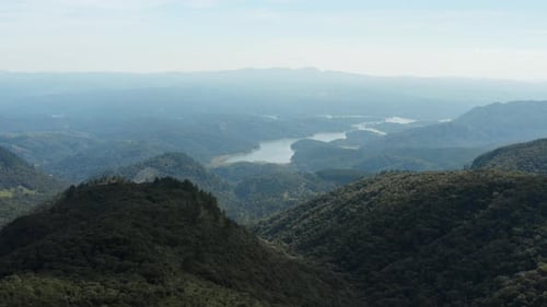 Wunderschöne Luftaufnahme der tropischen Berge und Flüsse des brasilianischen Regenwaldes, Brasilien, Südamerika