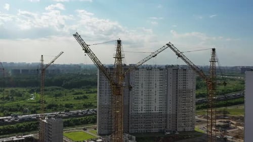 Construcción de grúas y edificios en construcción