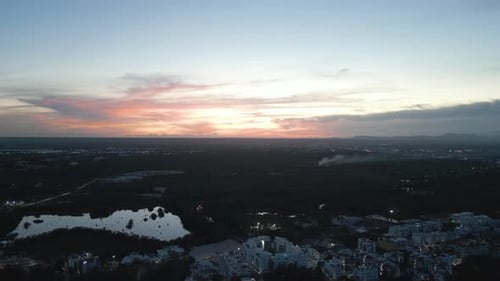 AÉREA: Toma de un Zumbido de una hermosa puesta de sol en la ciudad