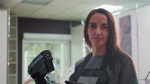 Un estilista profesional de Behind Scenes Prep para el tratamiento del cabello prepara el equipo en un salón de belleza en un ambiente tranquilo