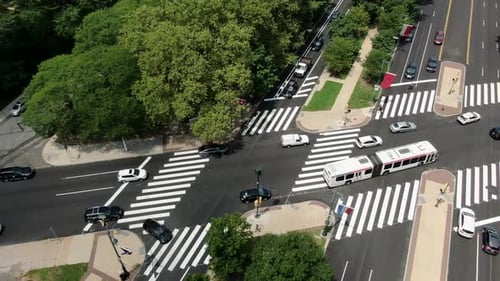 Aérea do transporte público da cidade, travessia estendida de ônibus através do cruzamento urbano e várias faixas o