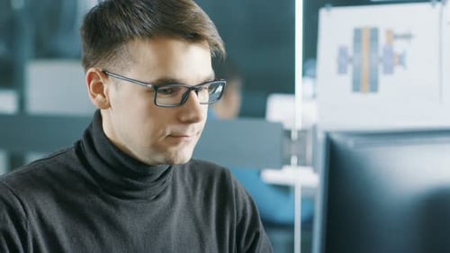 Junger männlicher Wirtschaftsingenieur arbeitet an einem PC. Hübscher kluger Mann in der Bright Moder
