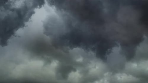nuages épais dans le ciel et orage en arrière-plan 4k