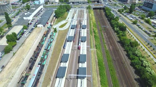 Luftbahnhof. Internationale und inländische Züge kommen von hier an und ab.
Zug