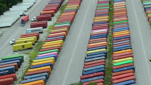 Luftaufnahme des großen Frachtcontainerhofs mit Reihen von Frachtcontainern Internationaler Versand von