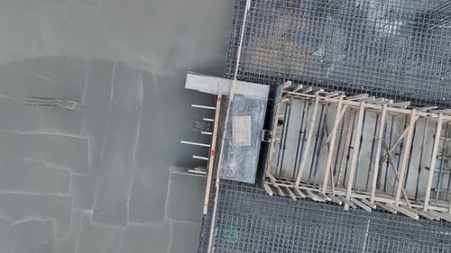 Proceso de vertido de hormigón con vista aérea para la base de un edificio alto