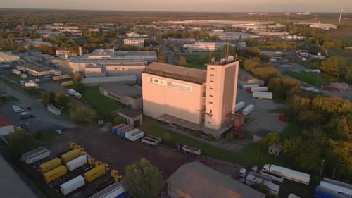 L'
heure dorée du coucher du soleil. Drone de survol en orbite large avec vue aérienne époustouflante d'une ancienne usine abandonnée i