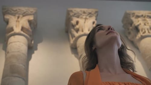 Uma jovem vê exposições em um museu