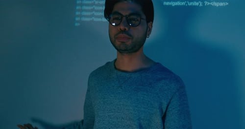 Grupo adulto asiático, desenvolvedores de software masculinos, mentor, líder, gerente, conversa sobre o plano estratégico com o executivo.