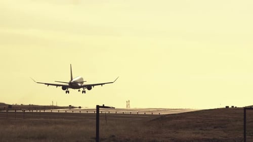 Düsenflugzeug landet auf der Landebahn.
