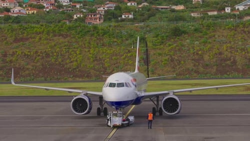 Avión Comercial de Pasajeros Airbus Aeropuerto de Funchal Madeira Portugal