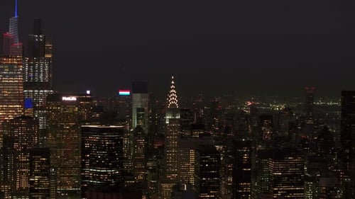 Le Chrysler Building définit le côté est de Manhattan à New York, dans le centre-ville de Manhattan la nuit
