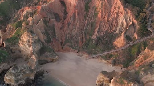 Una impresionante vista descendente de un Zumbido que revela las arenosas costas de Camilo Beach