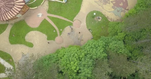 Parc devant la grotte de Ledenika, Vratsa, Bulgarie