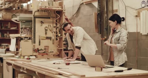 4k-Videomaterial von zwei jungen Schreinern, die in ihrer Holzwerkstatt arbeiten