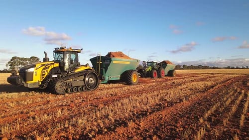 Nouveaux épandeurs travaillant sur les terres agricoles