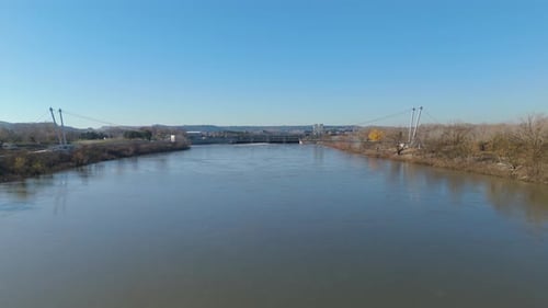 Pasarela suspendida sobre el río Ródano: sobrevuelo aéreo