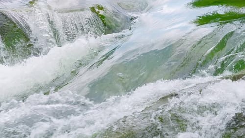 Stürmische Wasserströme und Wasserfälle eines Gebirgsflusses. Zeitlupe.