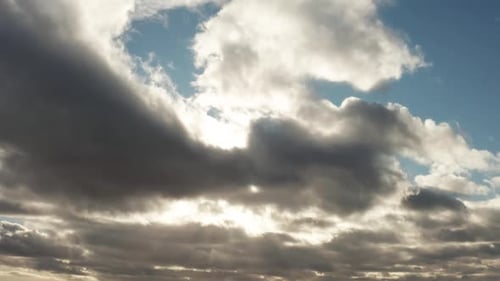 Paysage nuageux spectaculaire par une belle journée