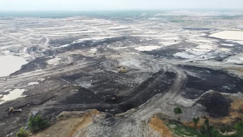 Luftbild Panorama des Kohlebergbaus im Tagebau, Kipper, Aushub der mineralgewinnenden Industrie, sehr große min