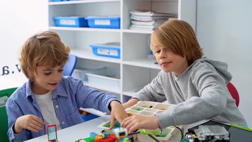 Robotik-Programmierkurs: Kinder konstruieren und programmieren Roboter-STEM-Unterricht mithilfe von Konstruktorblöcken