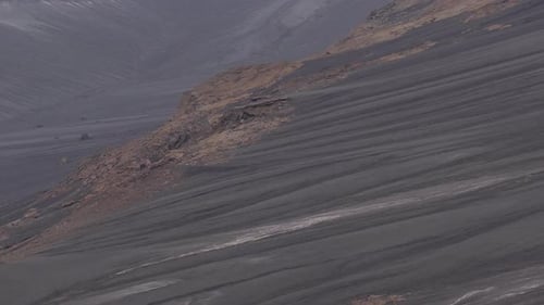 Luftaufnahme der Vulkanlandschaft mit gestreiftem Felsen in Island