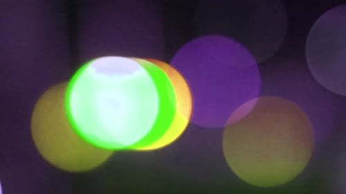 Glühende Kugel leuchtet hell in der Dunkelheit
