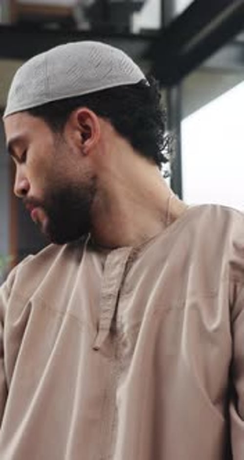 Muslim, Mann und betet zu Hause für Glauben, spirituellen Glauben und Verehrung Allahs mit Ende der Salah